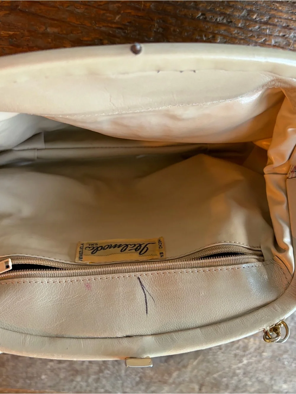 VTG Italmoda Soft Pebbled Leather Crossbody in Light Beige